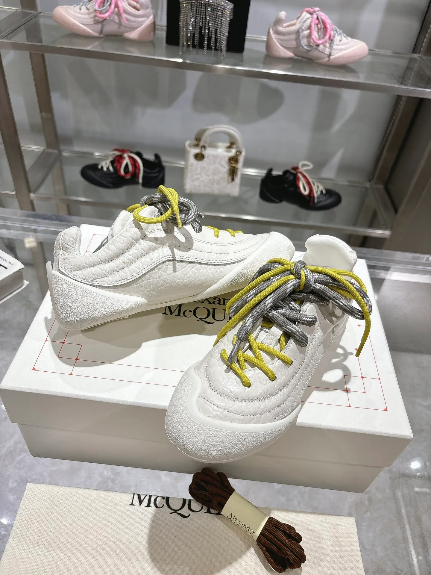 p580💰Couple model 𝐀𝐥𝐞𝐱𝐚𝐧𝐝𝐞𝐫 𝐌𝐜𝐐𝐮𝐞𝐞𝐧#/Alexander McQueen’s latest Flexion series, retro, casual, sneakers, original purchase, development, production, this Flexion Off Low-top sneakers in white grained leather with varying sized laces and an anatomically inspired lightweight segmented sole. The reverse skull pattern is embossed on the heel. Fabric: Original customized imported first-layer cowhide. Lining: Customized imported breathable mesh lining. Sole: Original open-molded non-slip TPU material. Bottom thickness: 2CM. Size: #Female size 35-40 (40 customized, non-refundable) #Men’s code 39-45 (45 customized, non-refundable)
